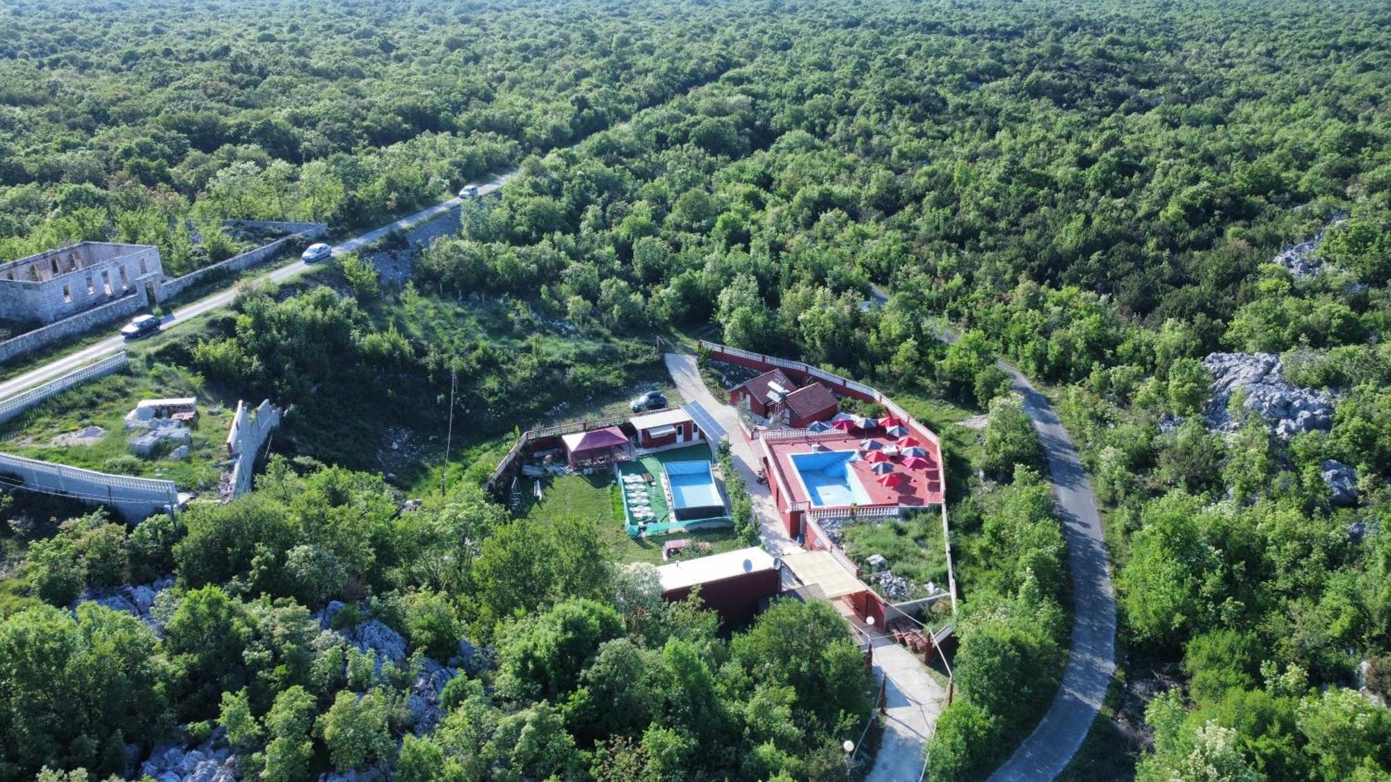 Red Apartman Требинье Экстерьер фото
